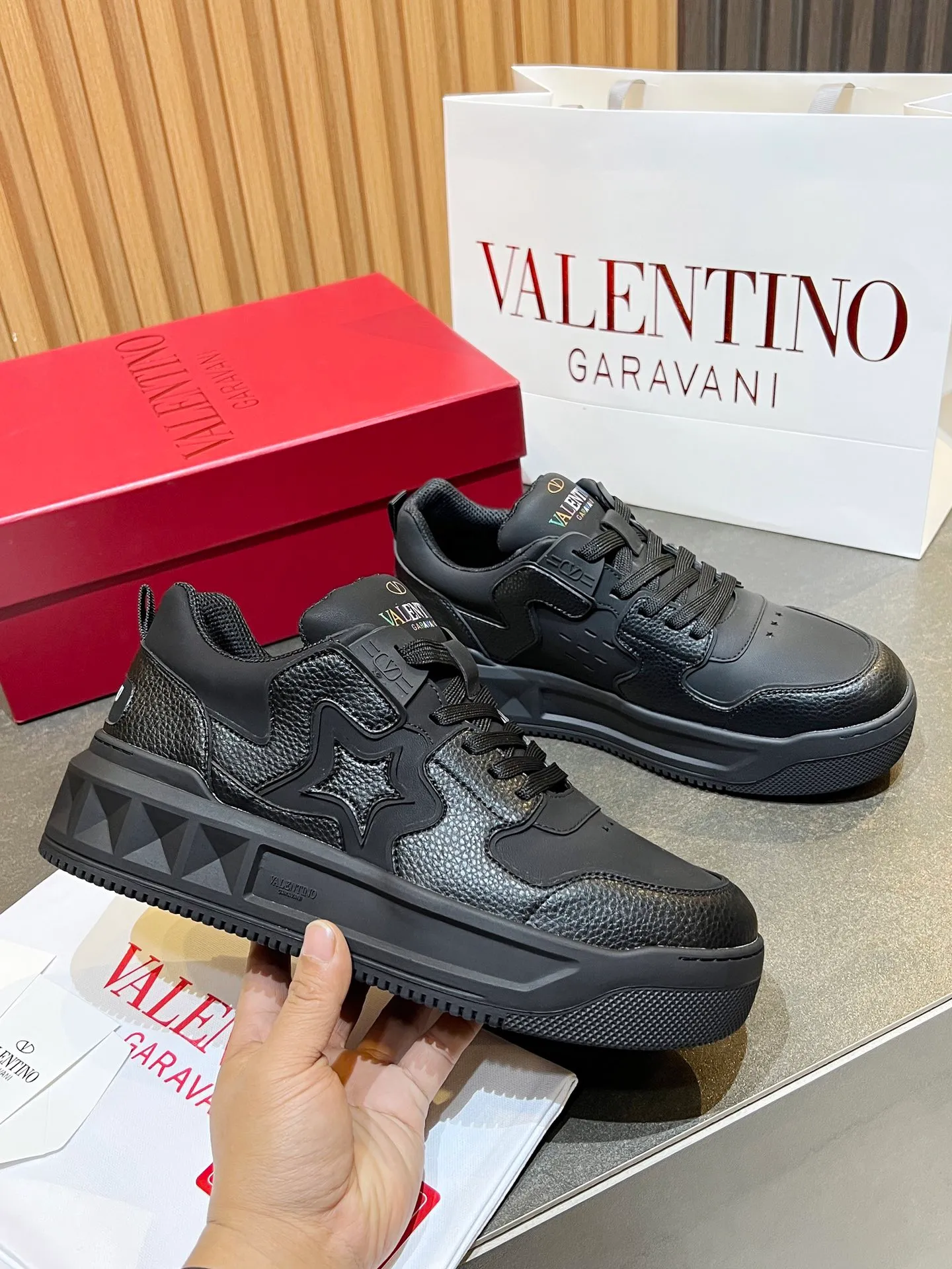 👟👟Ex-factory price 660👟👟 𝑽𝒂𝒍𝒆𝒏𝒕𝒊𝒏𝒐Valentino 𝑶𝒏𝒆𝑺𝒕𝒖𝒅 Couple casual sports shoes series Valentino 2024 new couple sports shoes are on sale. The original ZP was purchased and dismantled. Repeated pattern making and modification. I tried my best to restore it one to one! Top luxury masterpiece Signature five-pointed star design Soft and comfortable genuine leather with contrasting colors brings excellent and elegant texture and excellent on-foot comfort Top purchasing version upper: imported calfskin surface/original oil edge craftsmanship Outsole: original development 𝐓𝐏𝐔 two-color combination outsole Packaging: original configuration complete package Code number: 34-𝟒𝟓